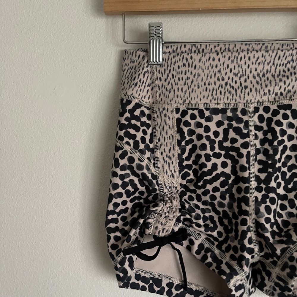 Lululemon Y2K‎ Liberty Leopard Print Women's Shorts - Picture 4 of 10